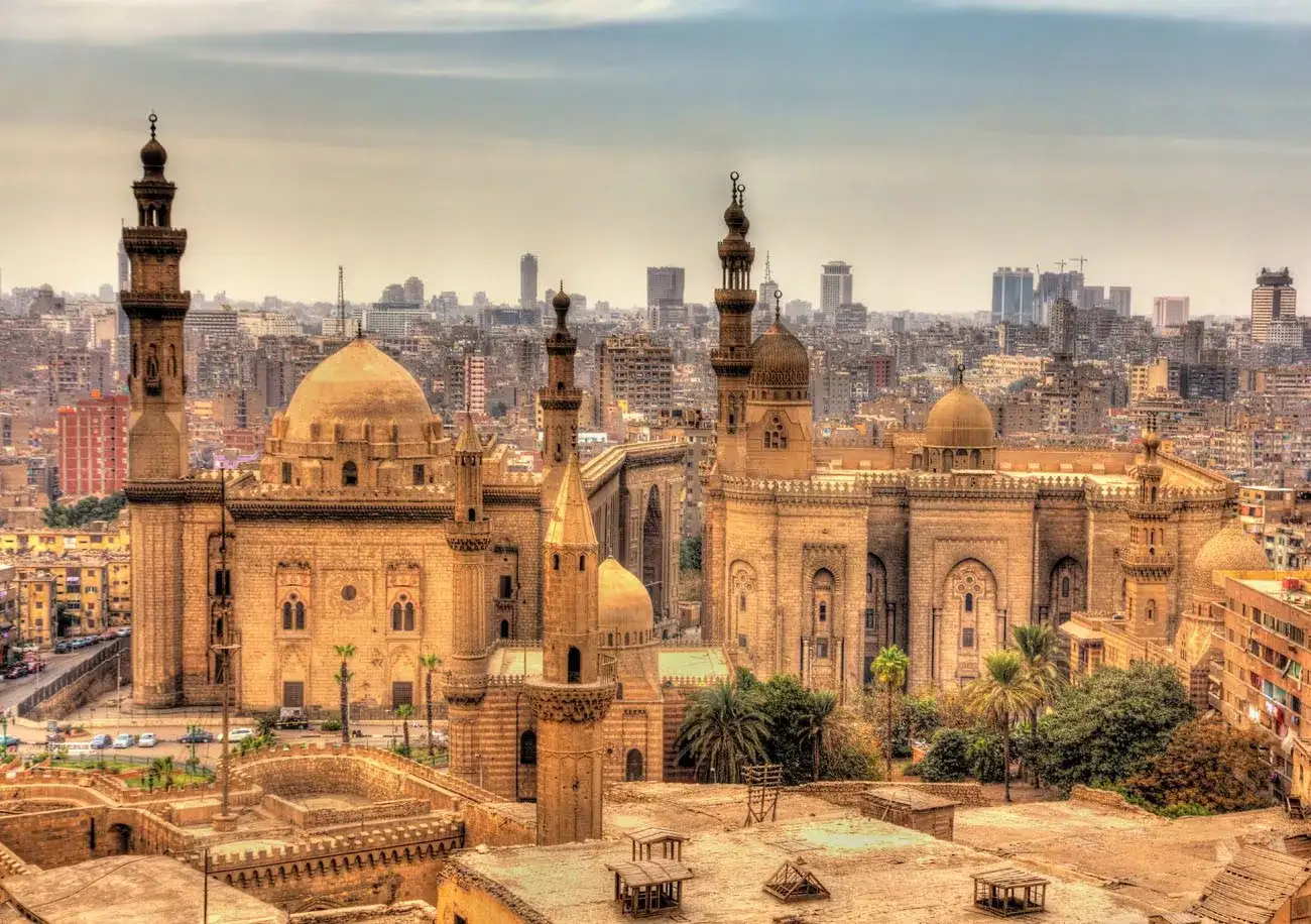 Vista das Mesquitas de Sultan Hassan e Al-Rifai, no Cairo - Egito