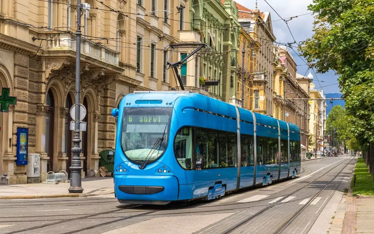 Bonde moderno em uma rua de Zagreb, Croácia