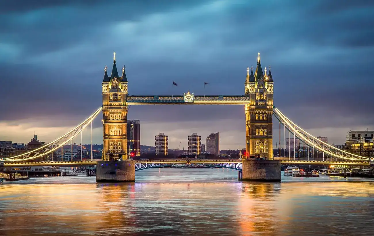 Tower Bridge, com reflexos no Tâmisa