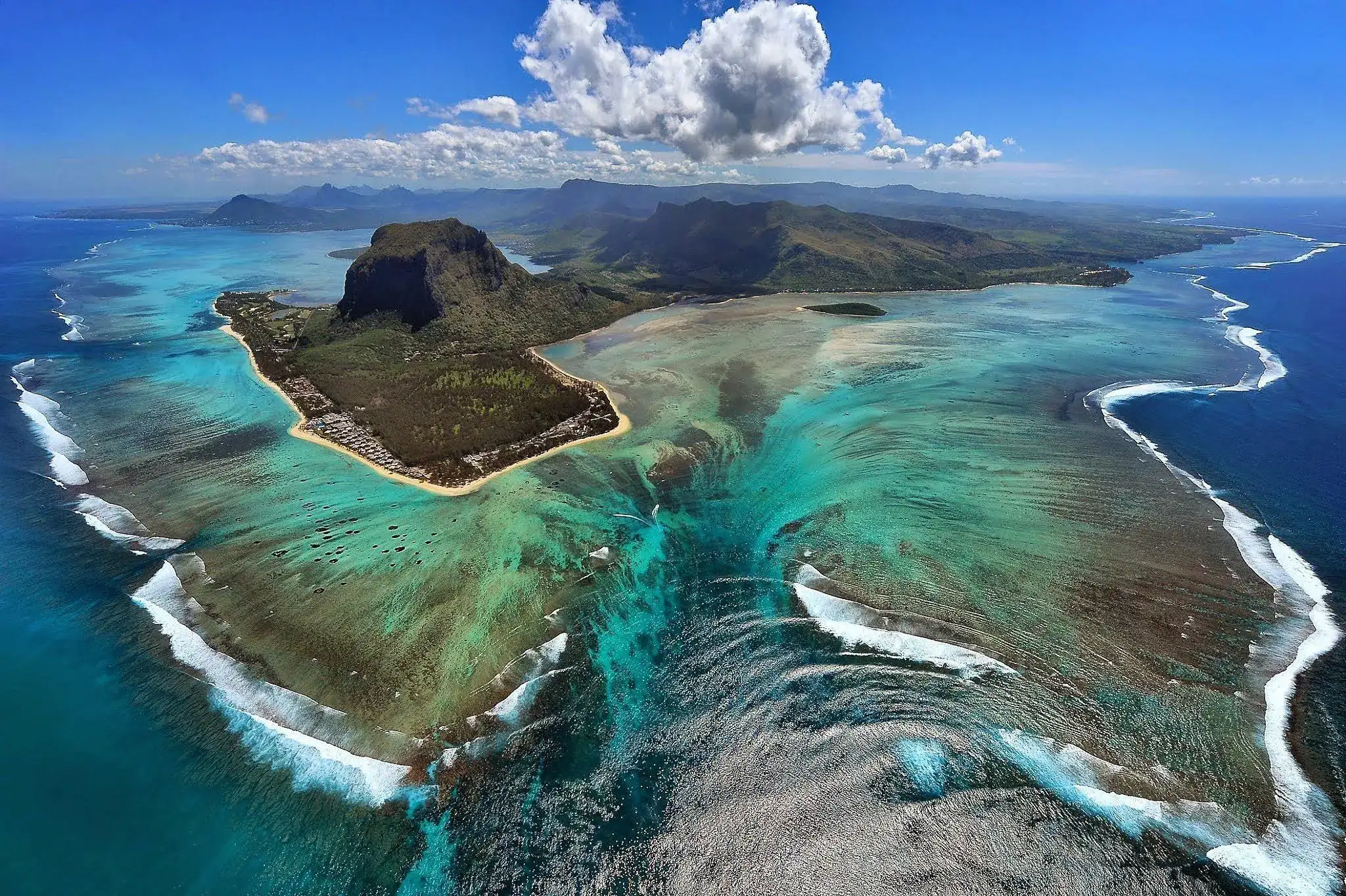 Pessoa contemplando o mar
