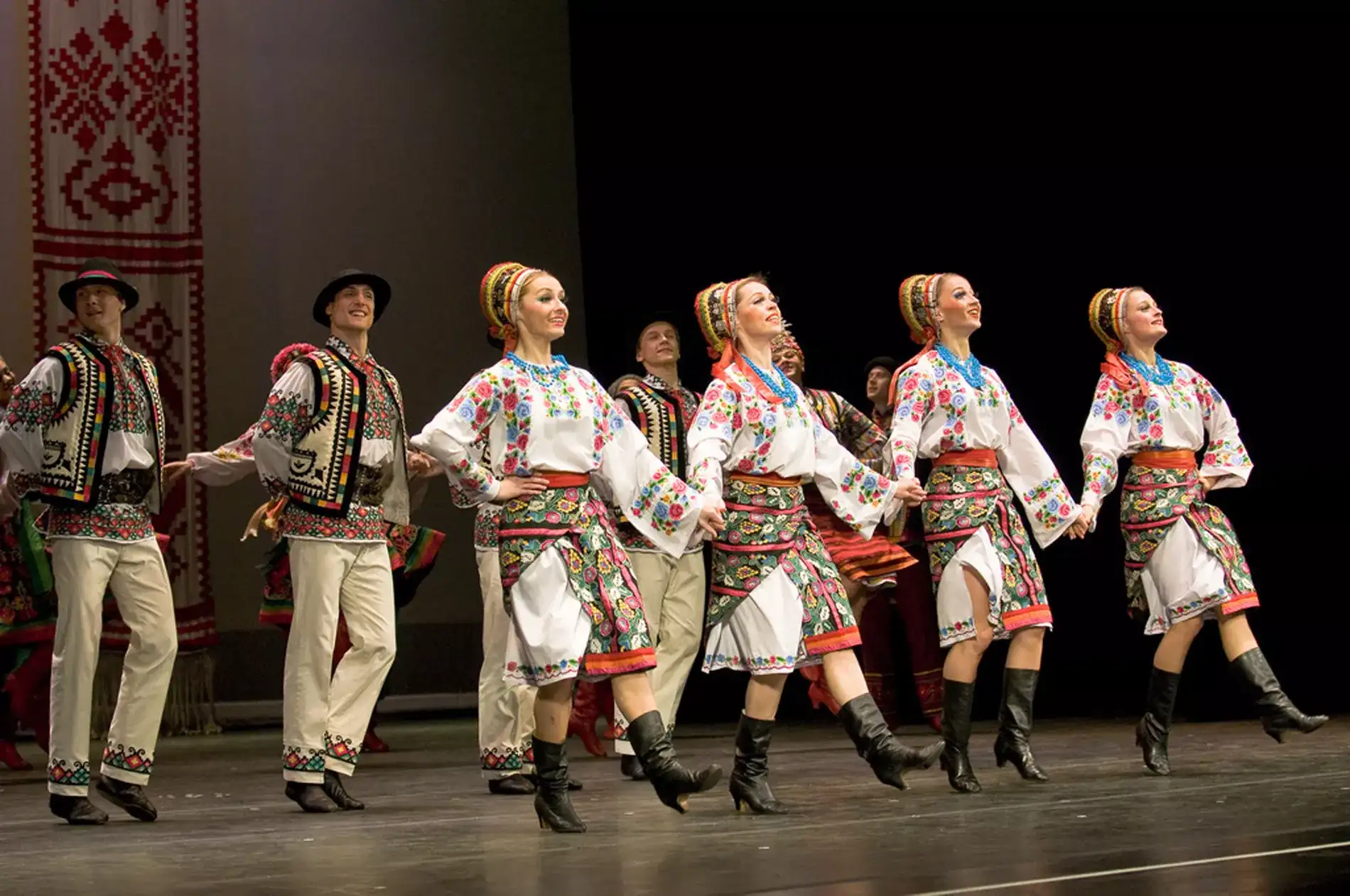 Pessoa contemplando o mar
