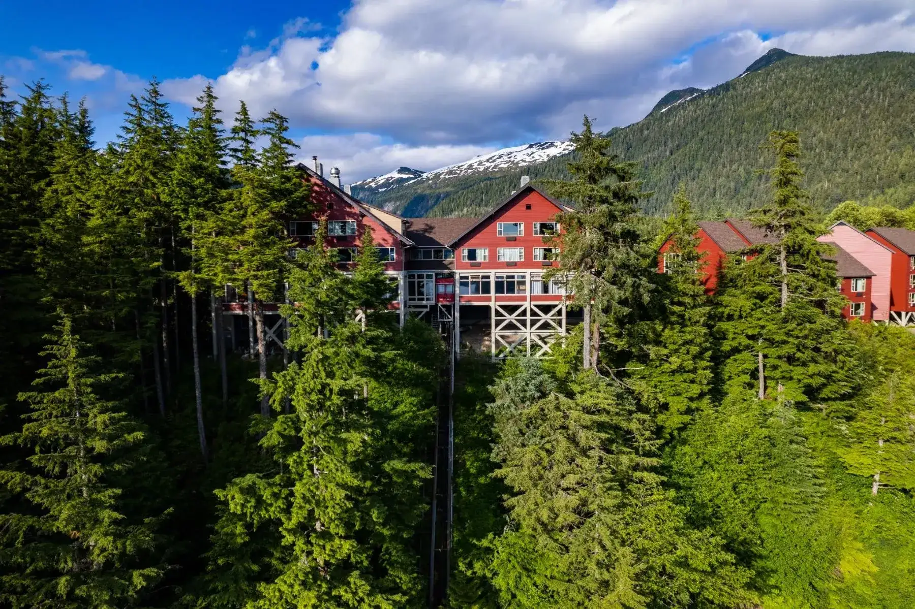Cabine em floresta de Ketchikan, Alaska