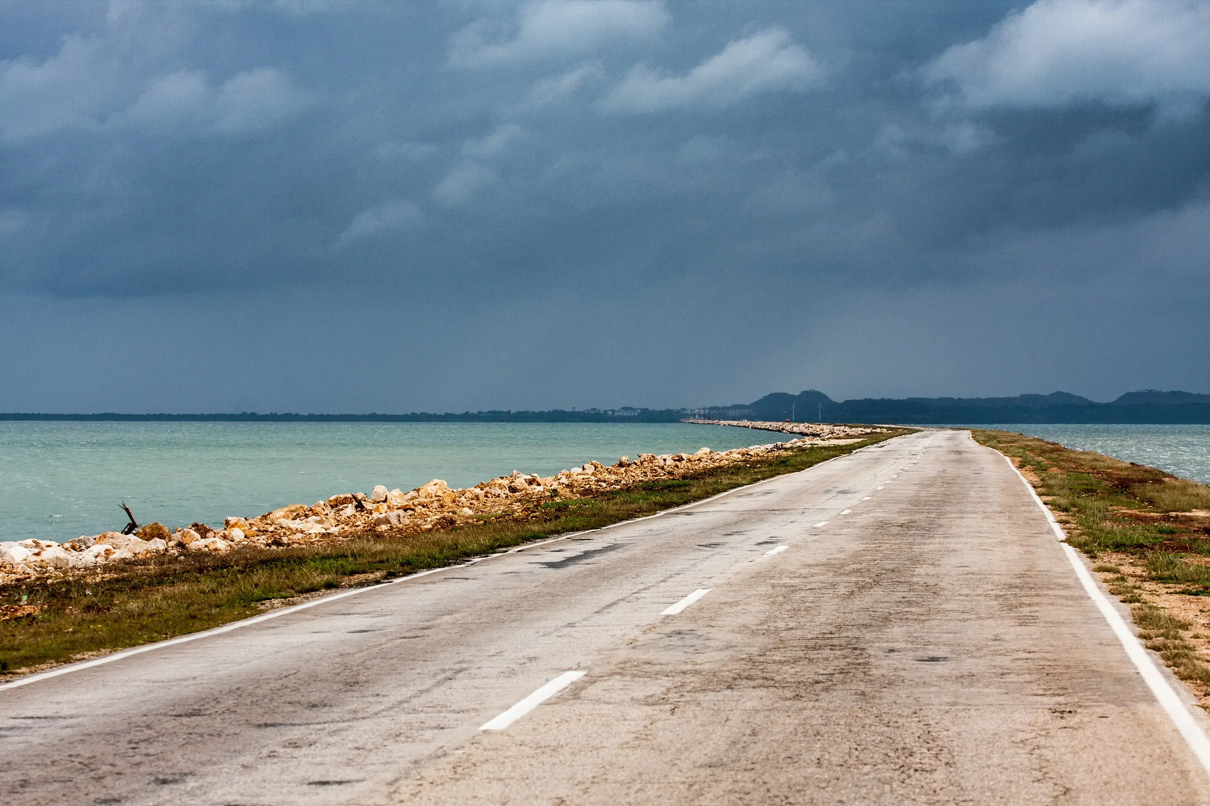 Estrada vazia em Cayo Coco, Cuba