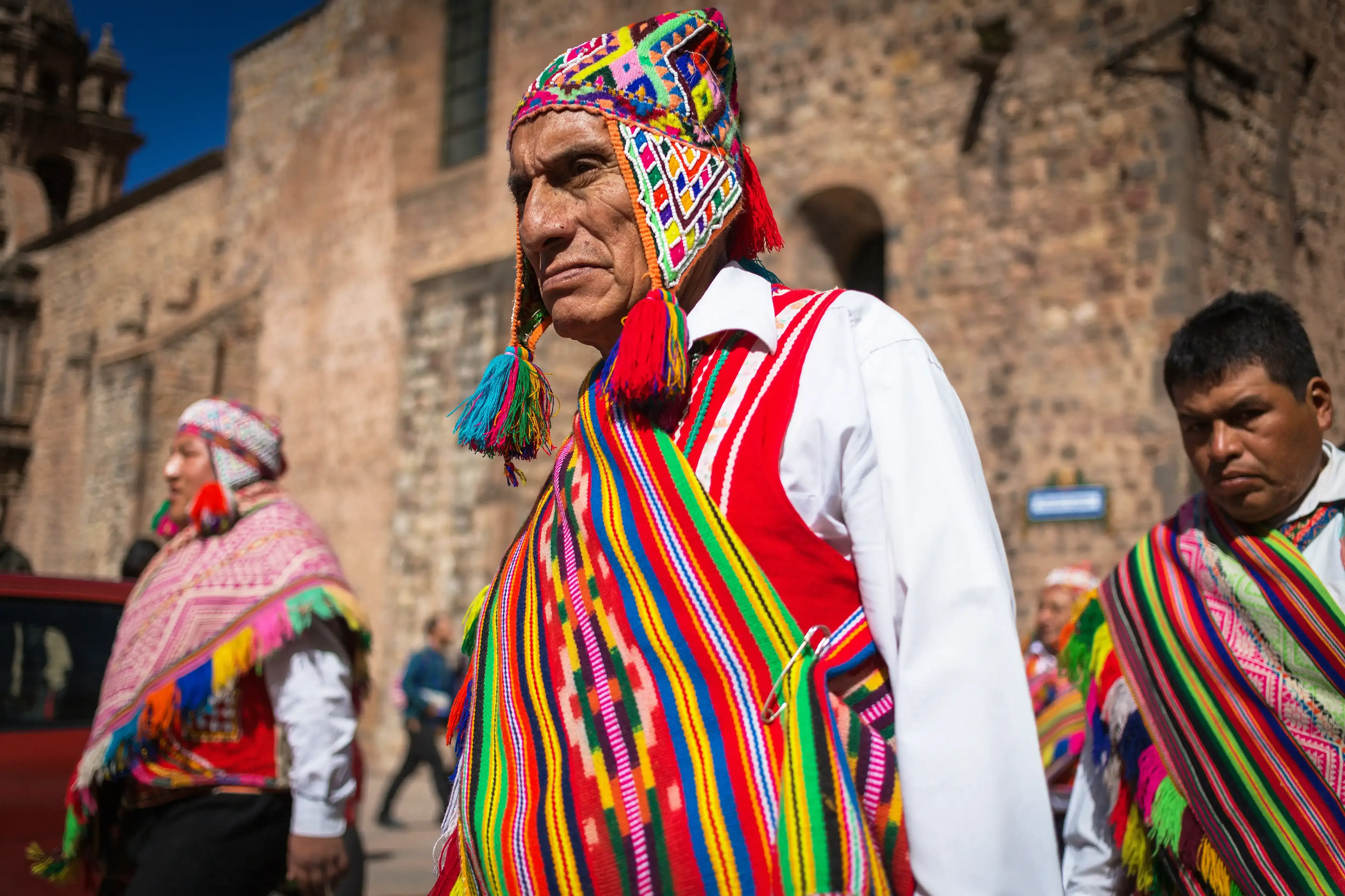 Três homens peruanos tradicionais com chullos