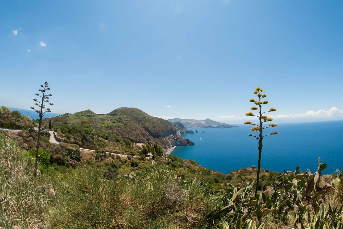 Vista da costa em Lipari, Sicilia, Itália