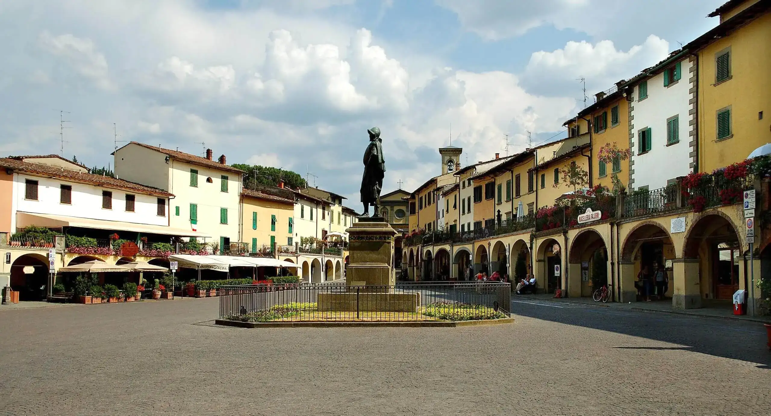 Piazza Matteotti em Chianti, na Toscana, Itália