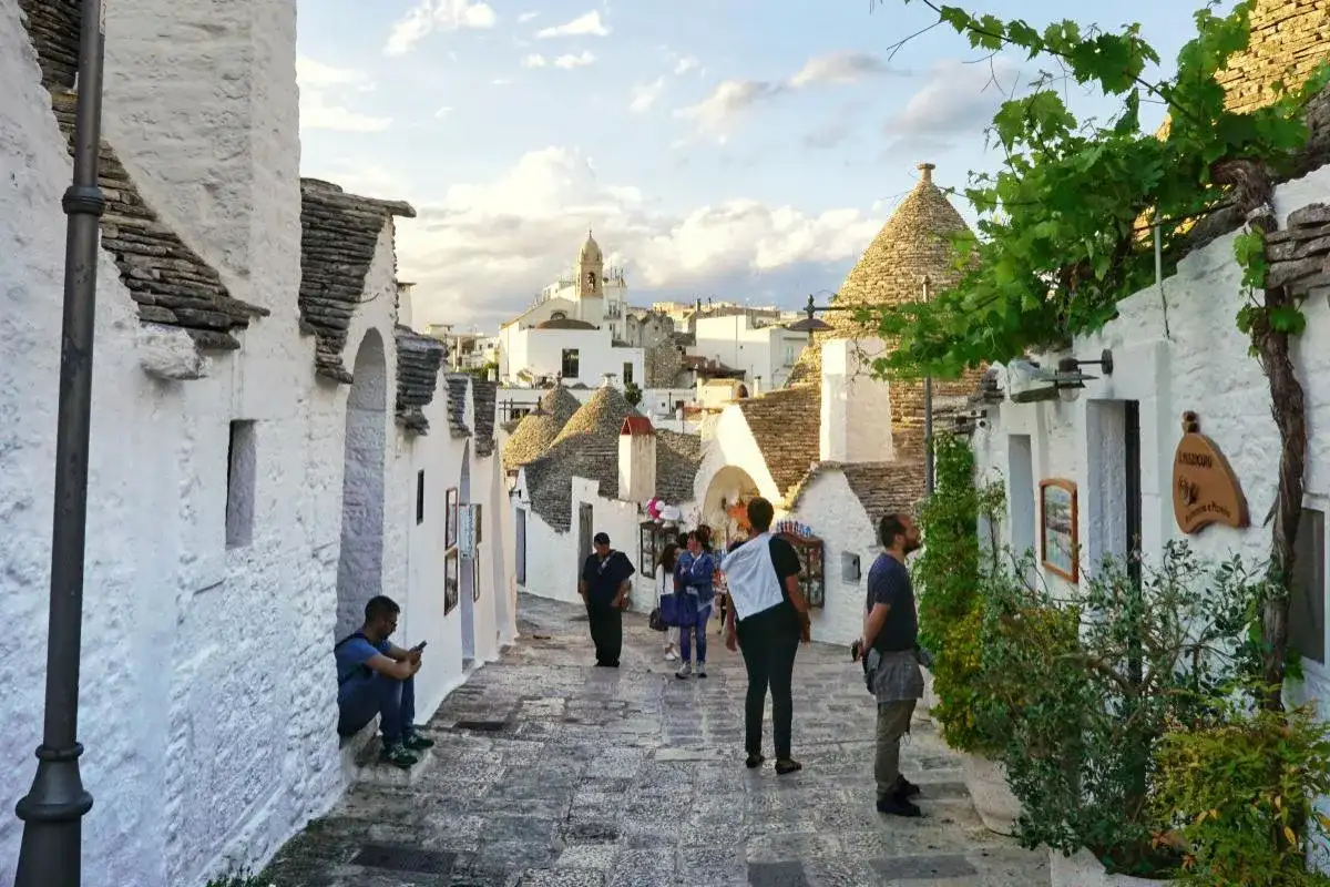 Rua em Alberobello, Itália