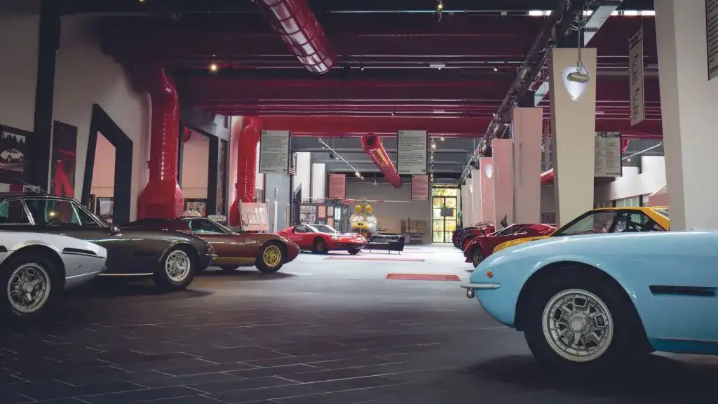 Dentro do Museu da Lamborghini em Modena, Itália