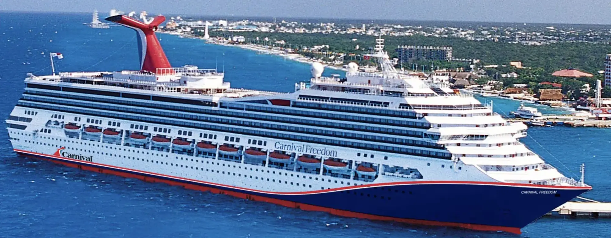 Pessoa contemplando o mar