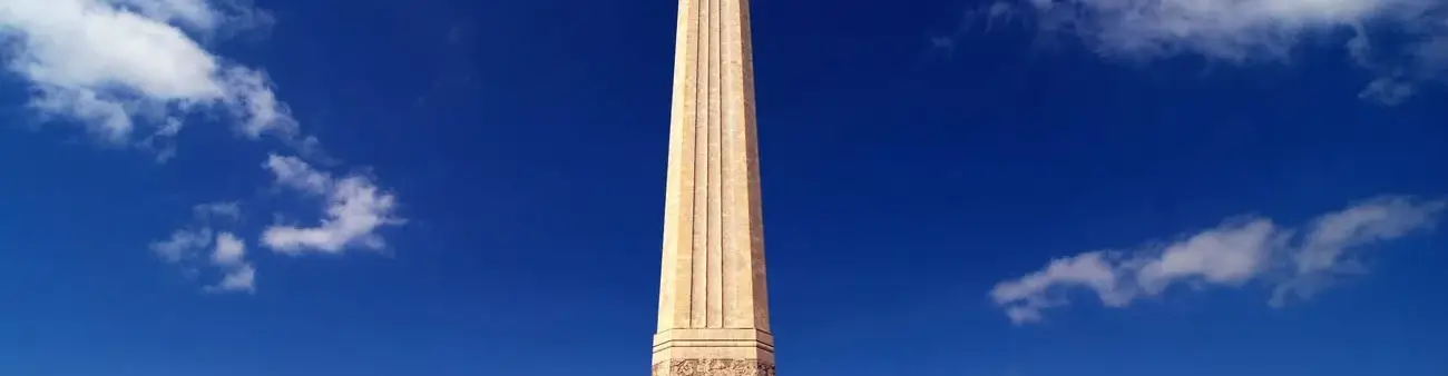 Pessoa em camelo no deserto