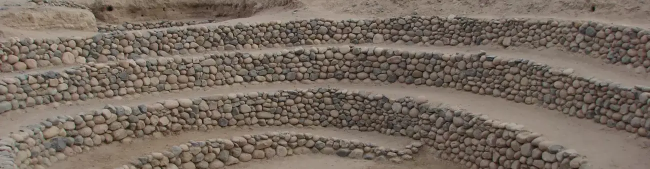 Pessoa em camelo no deserto