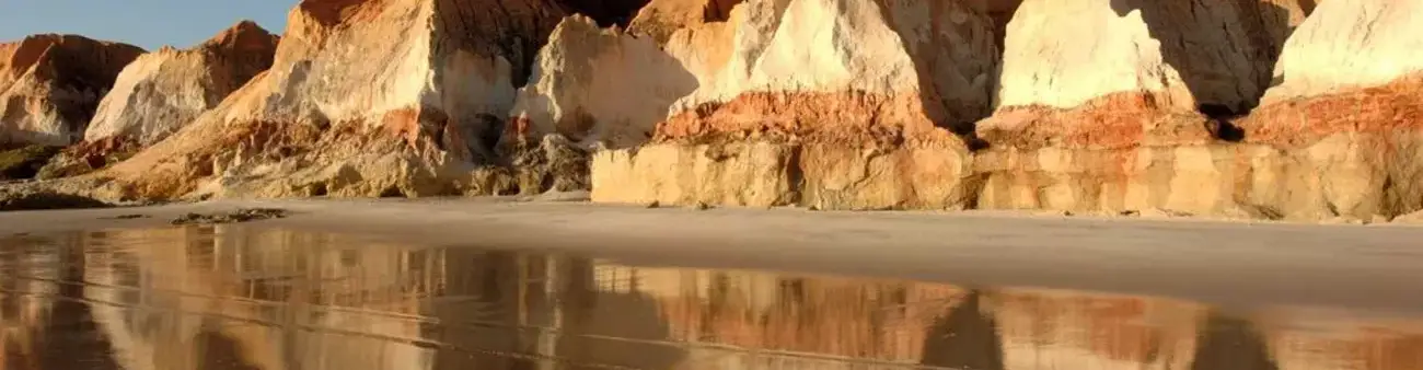Pessoa em camelo no deserto