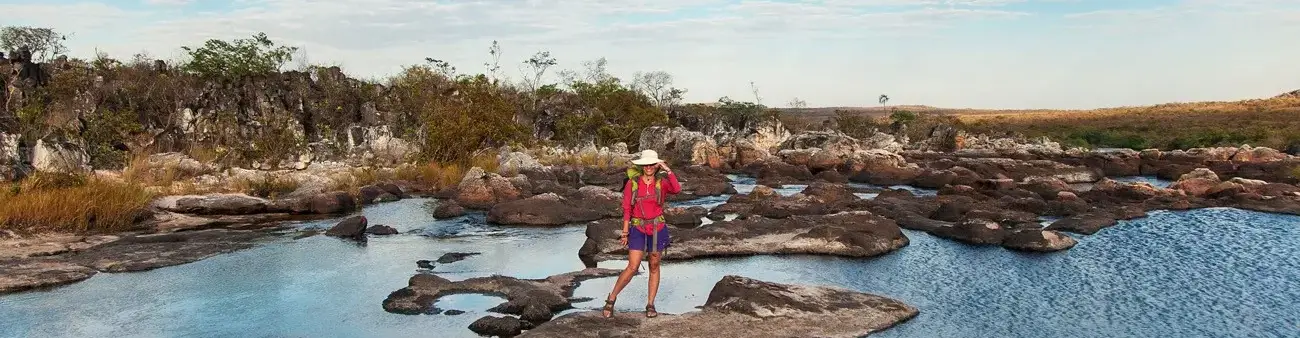 Pessoa em camelo no deserto
