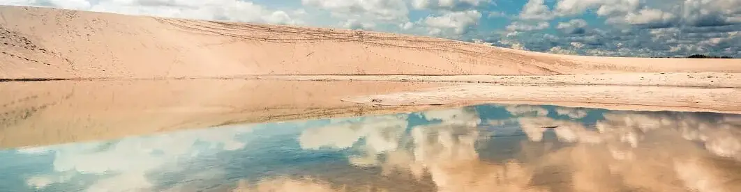 Pessoa em camelo no deserto