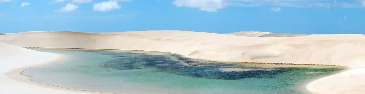 Pessoa em camelo no deserto