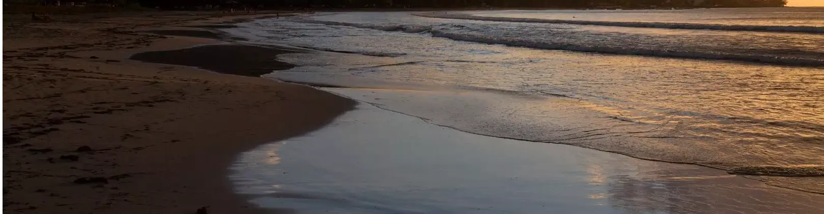 Pessoa em camelo no deserto
