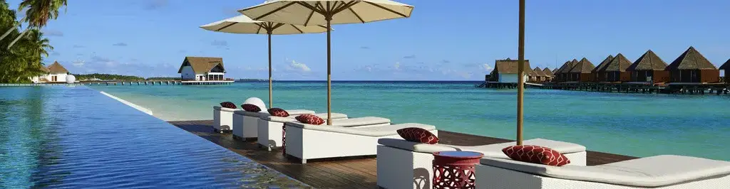Pessoa em camelo no deserto