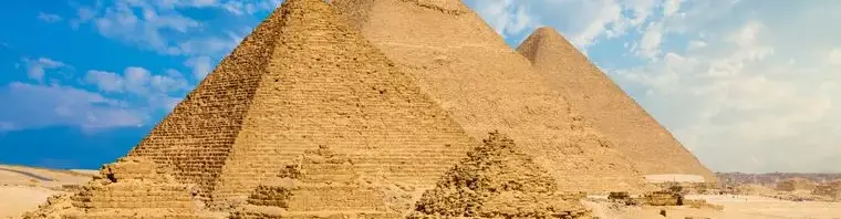 Pessoa em camelo no deserto
