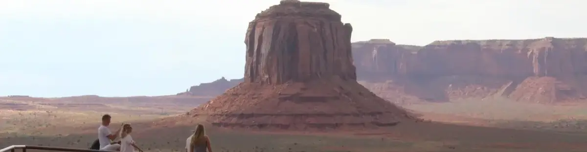 Pessoa em camelo no deserto
