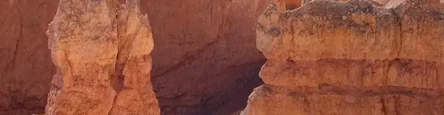 Pessoa em camelo no deserto