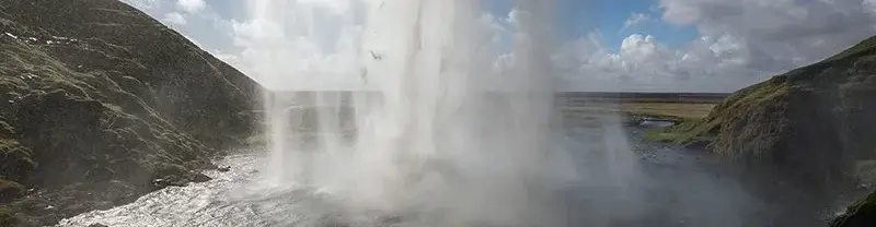 Pessoa em camelo no deserto