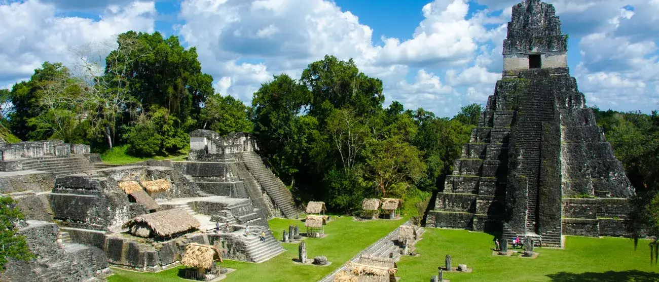 Tikal - Maya Ruínas na floresta tropical de Guatemala