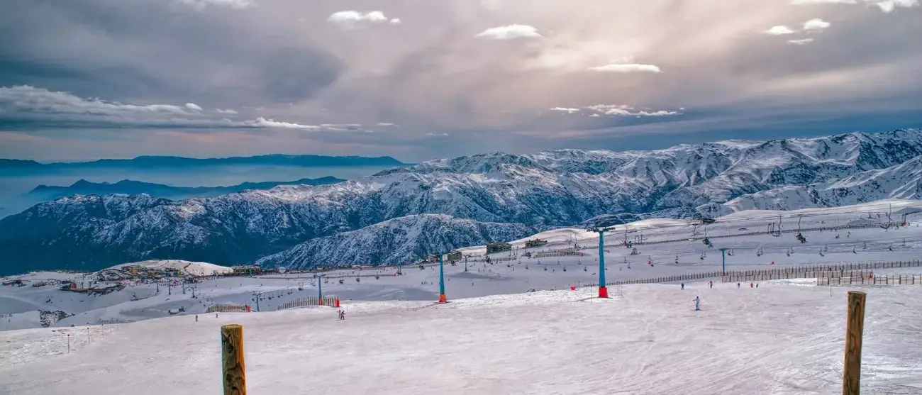 Vista pitoresca de pistas em Valle Nevado sob o céu cinzento