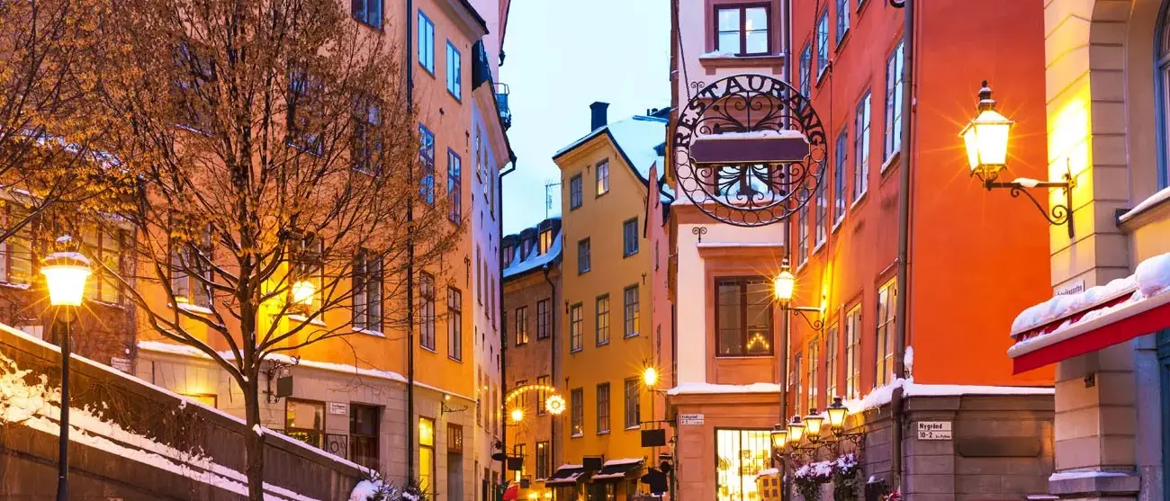 Cenário do inverno na Cidade Velha (Gamla Stan) em Estocolmo, Suécia