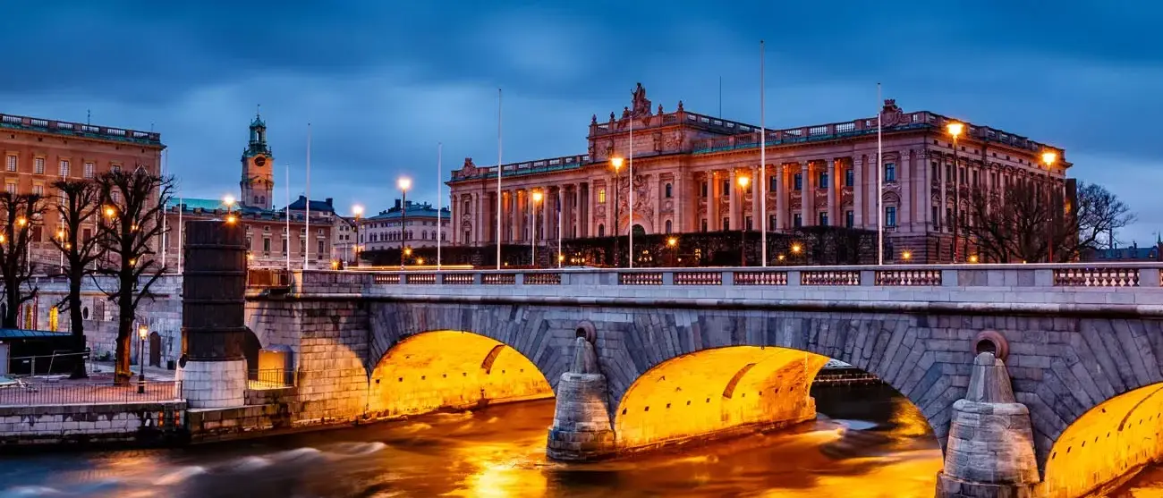 Riksdag  e Norrbro Ponte na noite, Estocolmo, Suécia