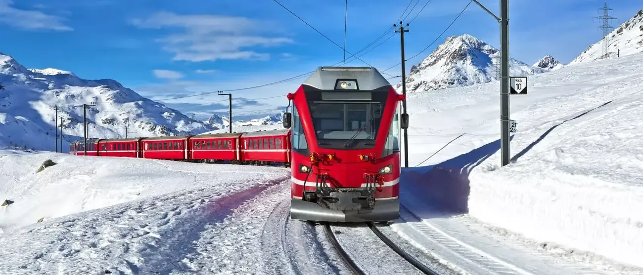 Um trem suíço correndo pela neve
