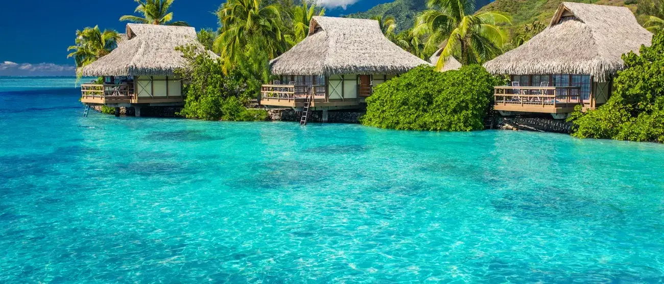 Villas sobre a água na lagoa de Moorea Island