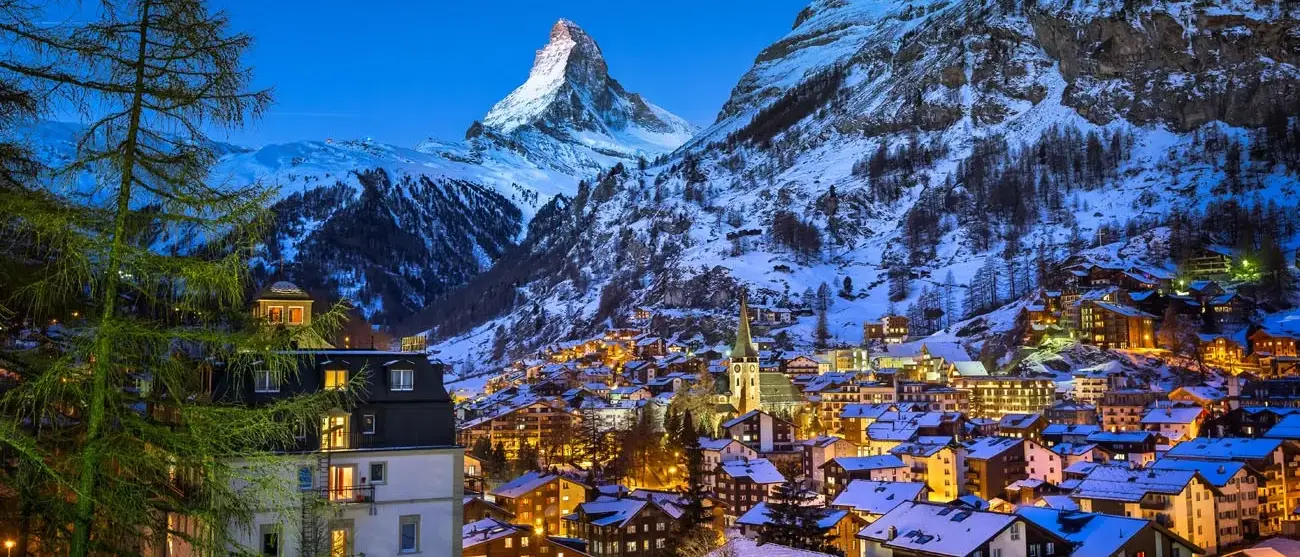 Vista aérea em Zermatt Valley e Matterhorn Peak at Dawn, Suíça