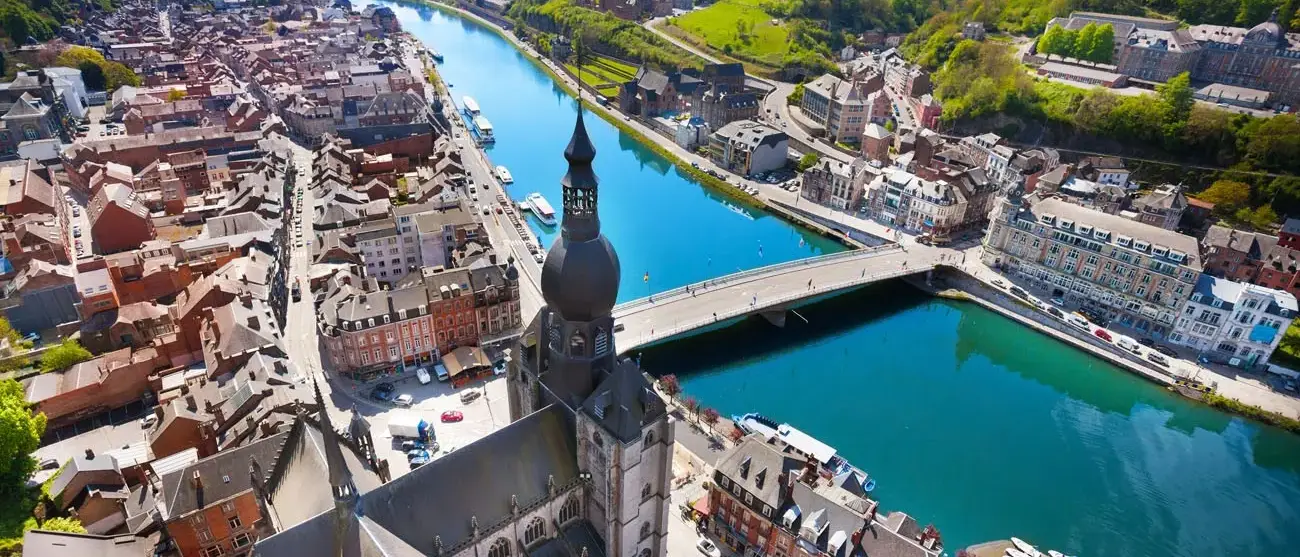 A vista de cima da ponte Pont Charles de Gaulle sobre o rio Meuse em Dinant, Bélgica