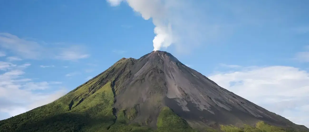 Arenal vulcão na Costa Rica com uma nuvem de fumaça