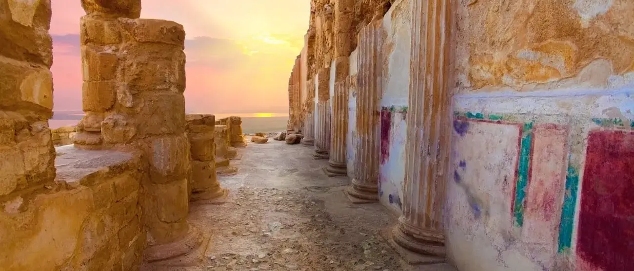 As ruínas do palácio de Massada do rei Herodes ao pôr do sol. Israel.