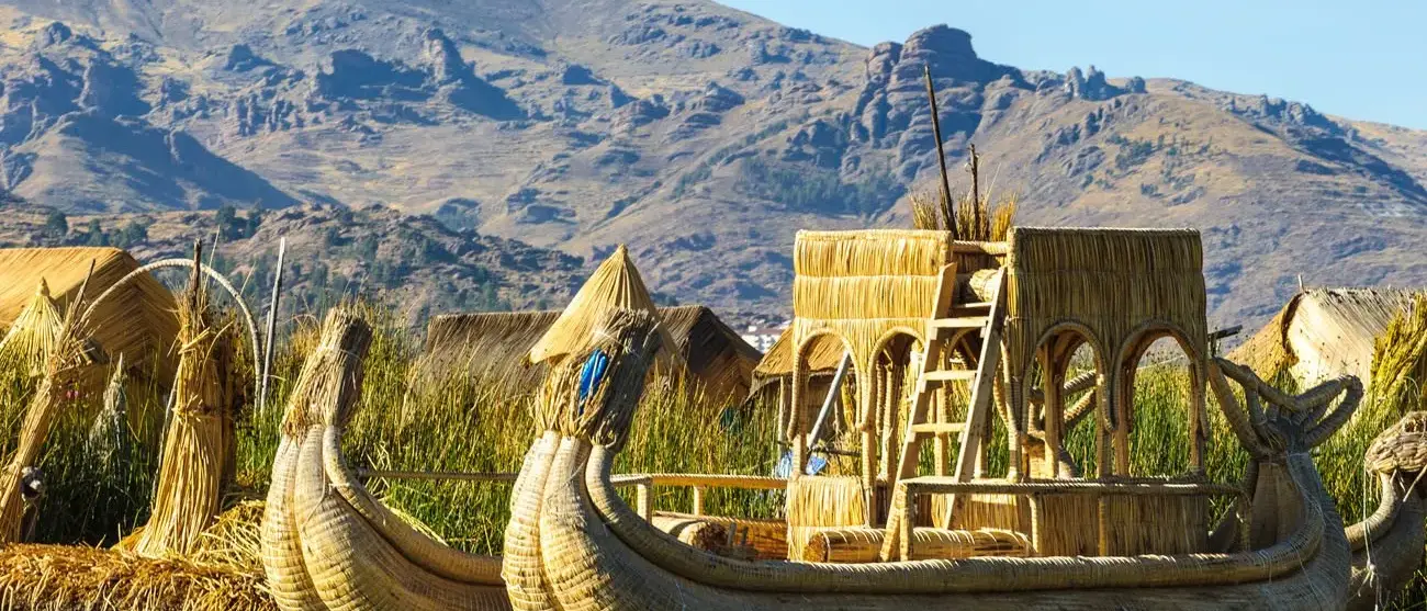 Barcos típicos do grupo de ilhas de Uros no Peru, lago Titicaca