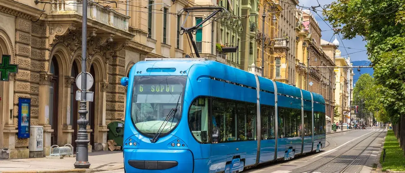 Bonde moderno em uma rua de Zagreb, Croácia