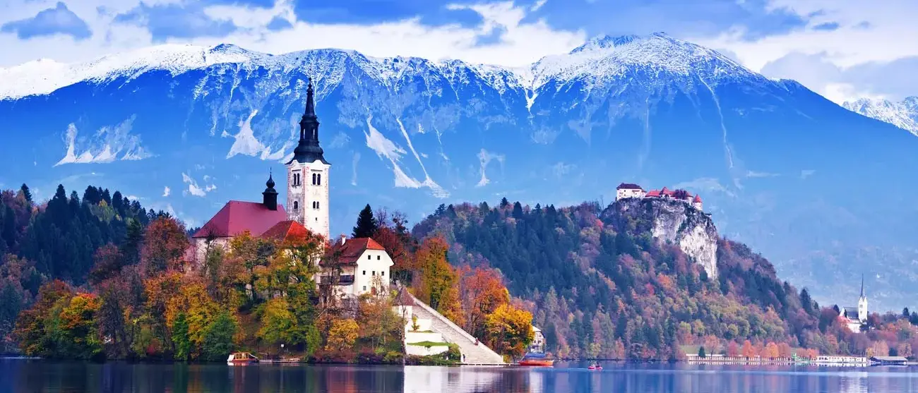 Castelo de Bled com montanhas ao fundo no lago Bled, Eslovênia
