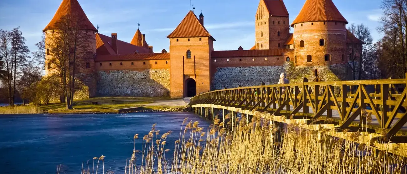 Castelo de Trakai, na Lituânia, na Primavera