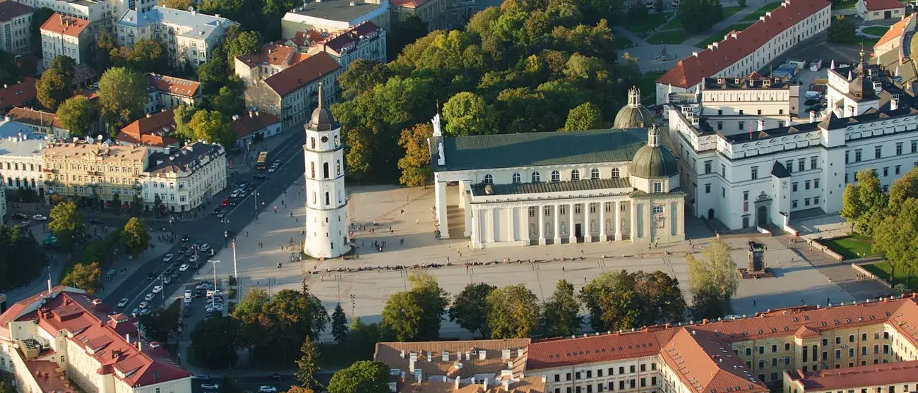 Cidade Velha de Vilnius,  Vista aérea  Catedral e Palácio dos Grandes Duques da Lituânia. Todos os principais símbolos representativos