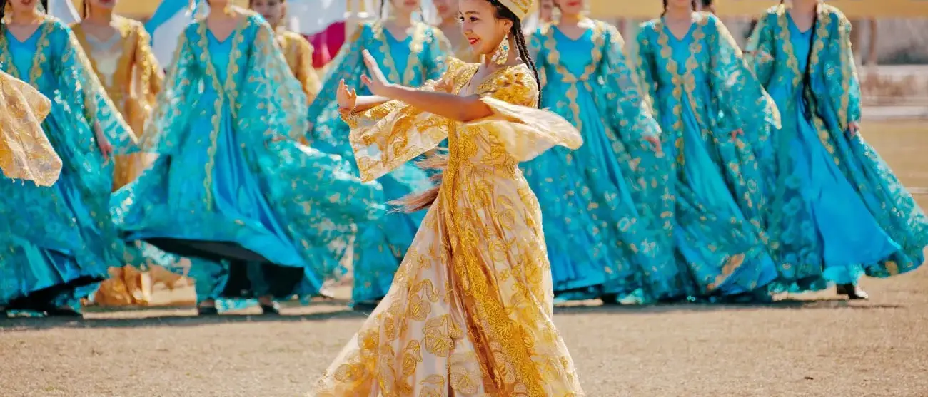 As crianças  dançando e cantando em celebração do Navroz, Primavera Festival.  em Zarafshan, Uzbekistan.