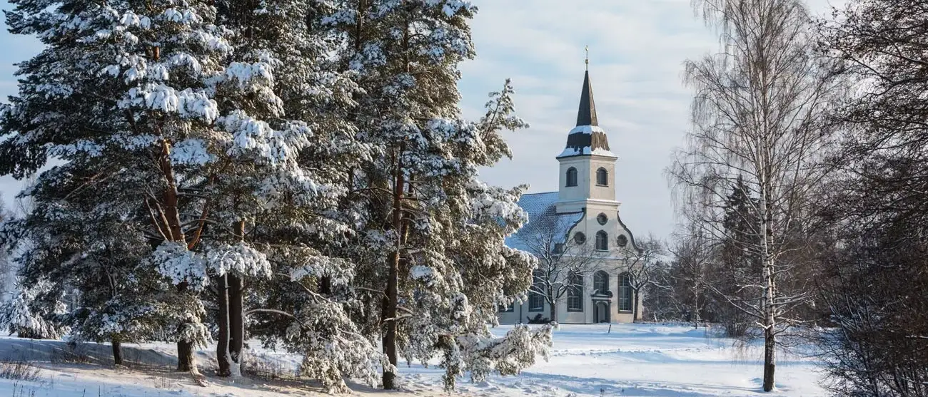 Dia de inverno romântico, pequena igreja na floresta da Letónia