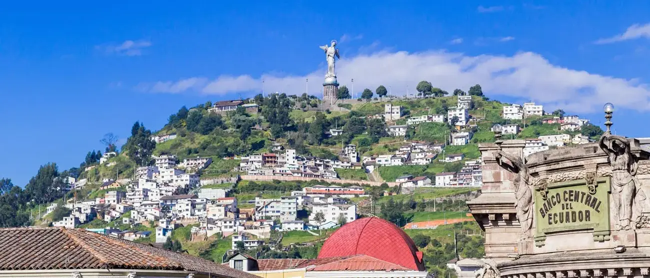 Escultura da Virgem na colina Panecillo Quito