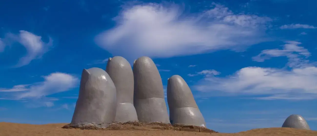 escultura famosa de uma mão em Punta del Este