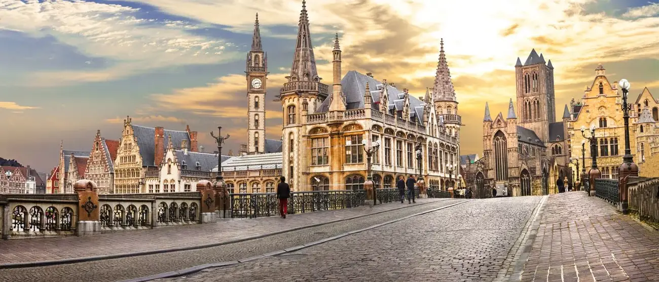 Ghent medieval sobre o por do sol. Bélgica