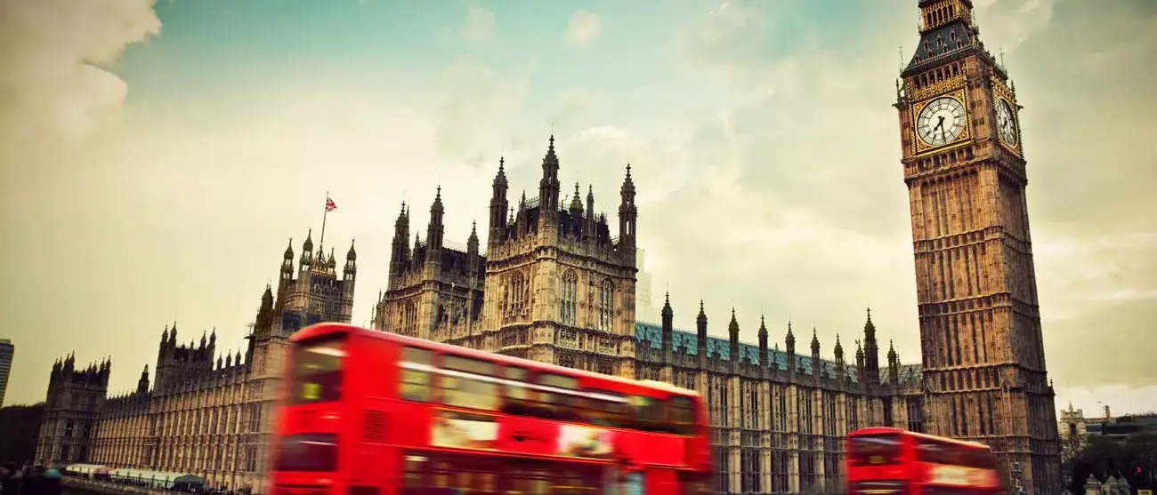 Londres, Ônibus vermelho, Big Ben e o Palácio de Westminster  os ícones da Inglaterra