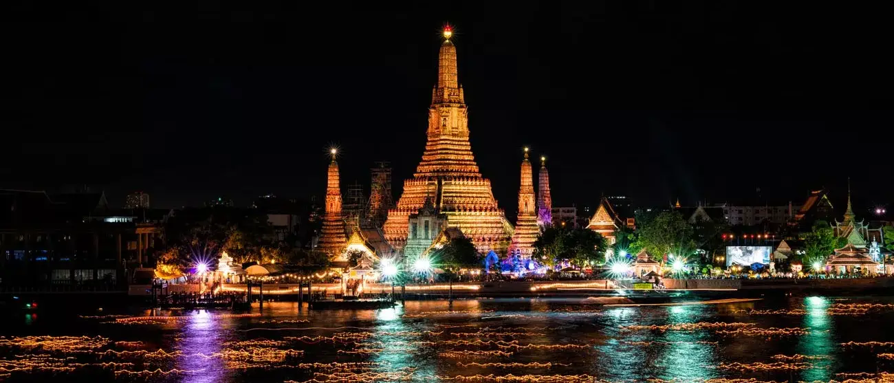 Loy Krathong festival no Rio Chao Phraya, Wat Arun Bangkok Tailândia
