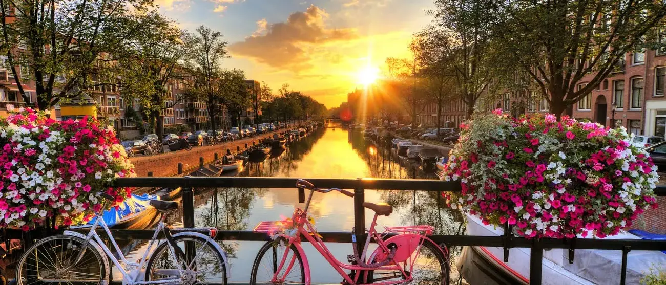 Nascer do sol bonito sobre Amsterdã, Países Baixos