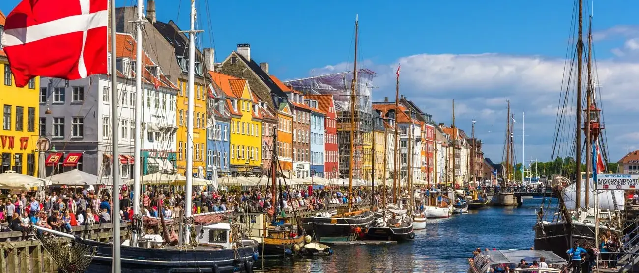 Nyhavn é um distrito beira-mar do século 17 - Copenhague, Dinamarca