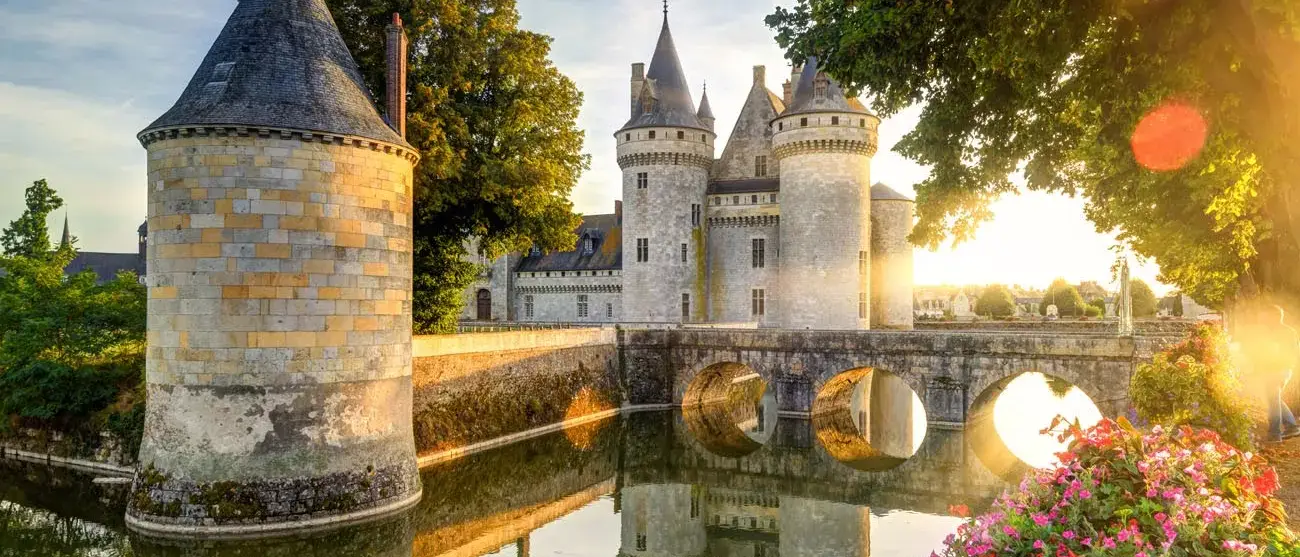 o castelo de Sully-sur-Loire,  localizado no Vale do Loire, data do século 14 e é um excelente exemplo de fotaleza medieval